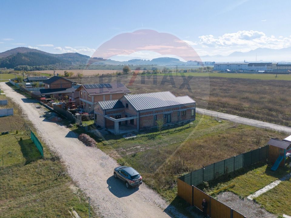 Duplex  la roșu cu 2 apartamente - 6 camere, terase generoase și curte