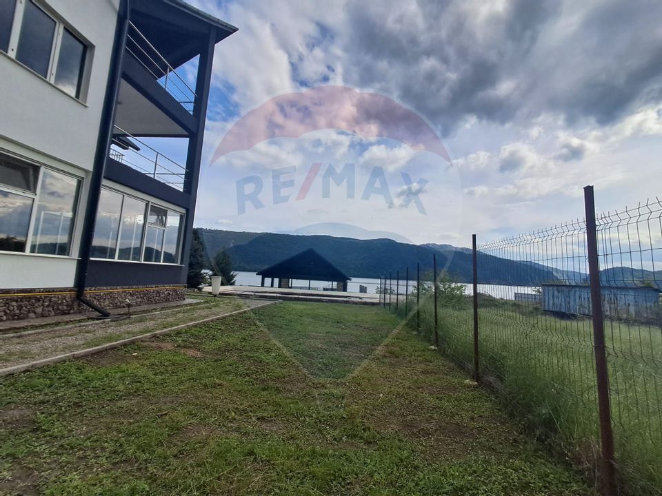 Pensiune Eselnita / 16 camere / Teren - 1448 mp / Ponton