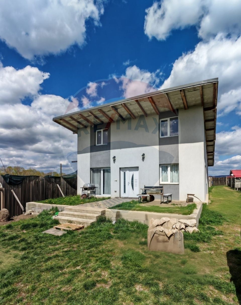 Casă / Vilă cu 4 camere de vânzare