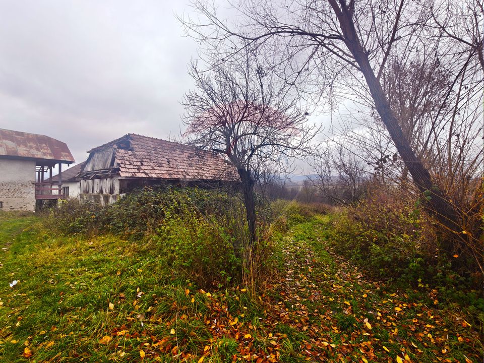 Teren de vânzare Unguraș cu priveliște si anexe