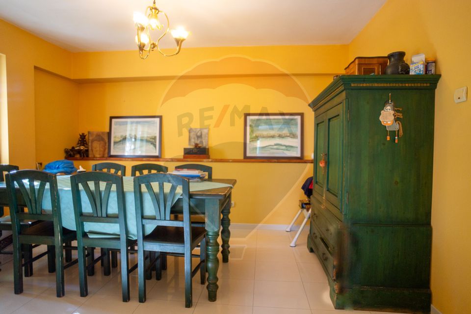 Casă / Vilă cu 10 camere si teren generos, Sos. Salaj