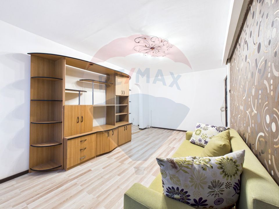 Apartament cu 4 camere de vânzare în zona Rahova