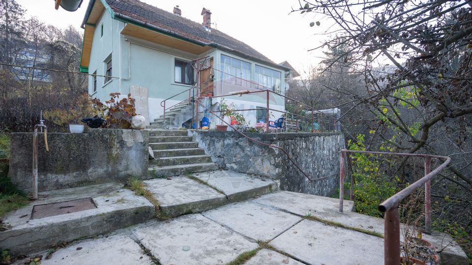 Property with impressive land of 1700sqm in Scheii Brașovului