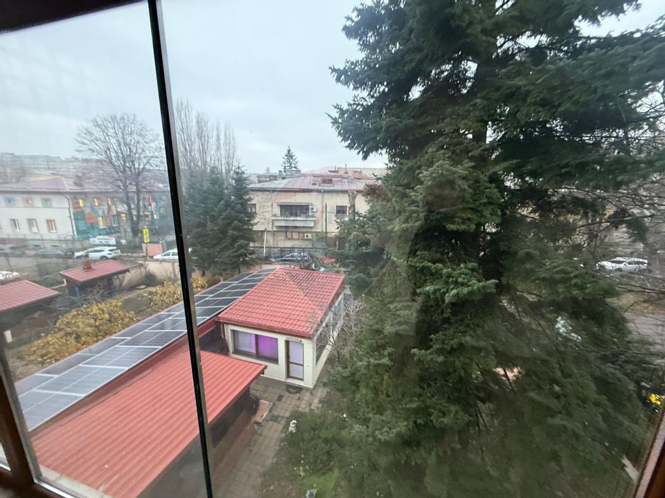 De inchiriat Casă / Vilă 7 camere + curte zona Vatra Luminoasa