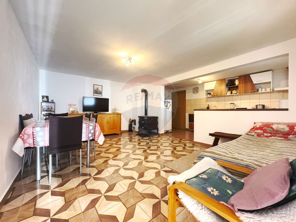 Casă cu potențial, teren generos, poziție bună, în Pișchia