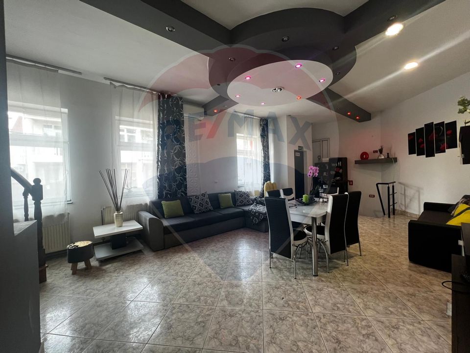 Casă pe doua nivele 3 camere zona Intim
