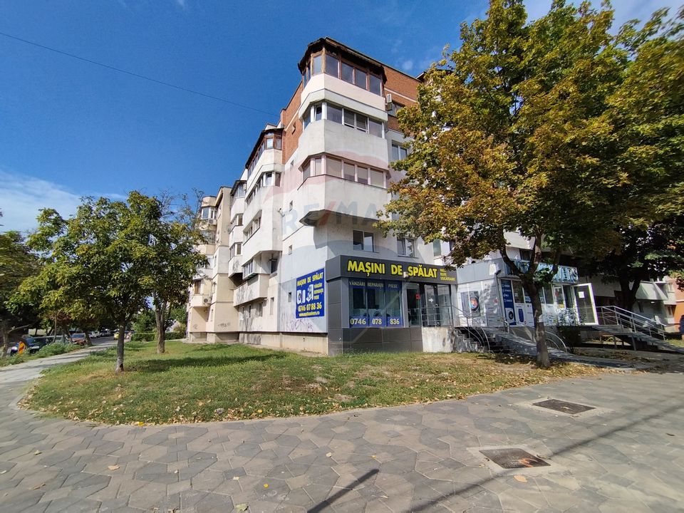 Apartament cu 4 camere de vânzare în zona Stefan cel Mare