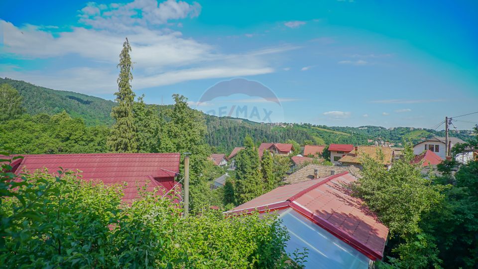 REZERVATĂ! Casă demolabilă cu teren și panoramă , în Șcheii Brașovului