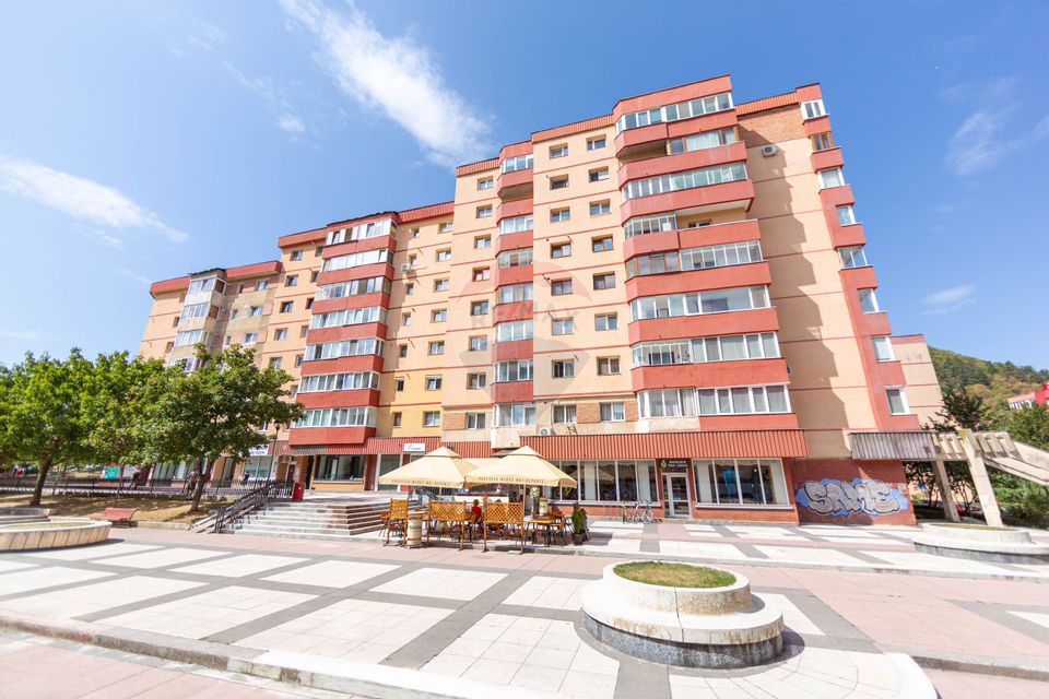 Apartament spațios de vânzare cu 4 camere, 2 băi și beci, Răcădău