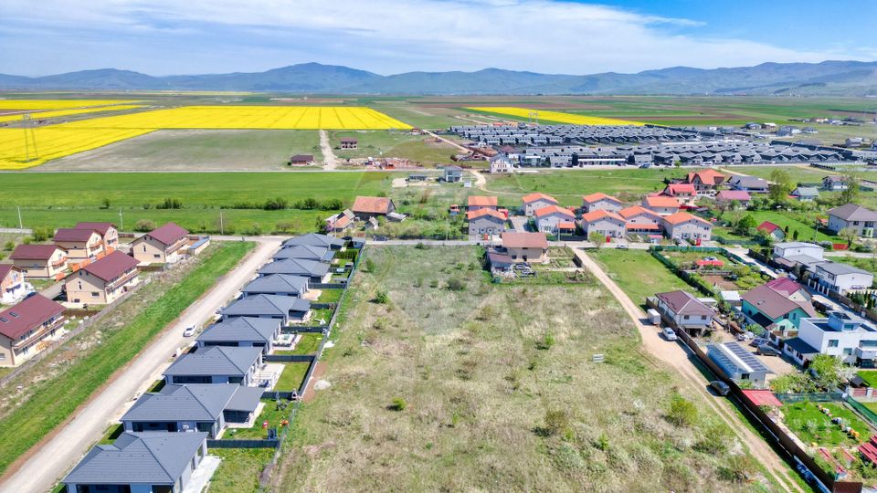 6 loturi Tarlungeni - cartier Izvor, la strada asfaltata, utilitati