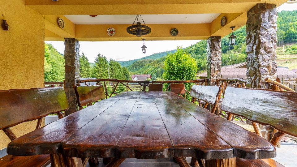 Cabana de vânzare –Mărișel, 10 camere, terasa 41mp, piscină, ciubăr