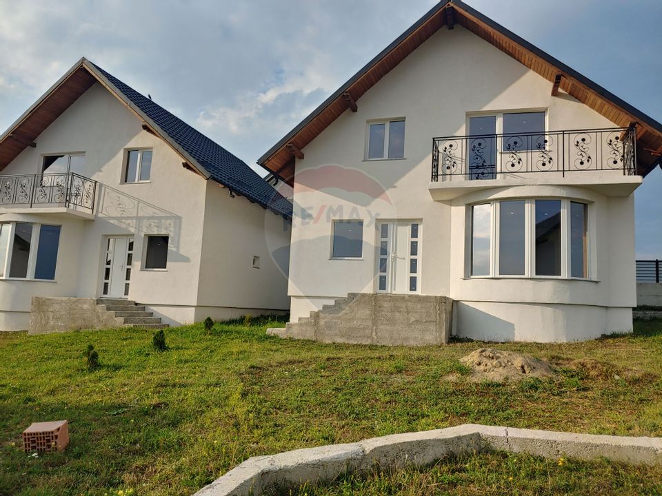 Casă / Vilă individuală cu 560 mp teren, de vânzare în Scheia, Suceava