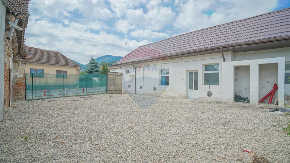 REZERVAT!Spațiu comercial sau de birouri, plus teren, Centru Săcele