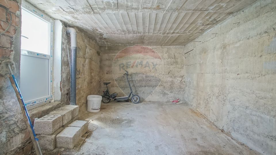 Casa renovată, cu garaj si teren de 679 mp, Scheii Brașovului