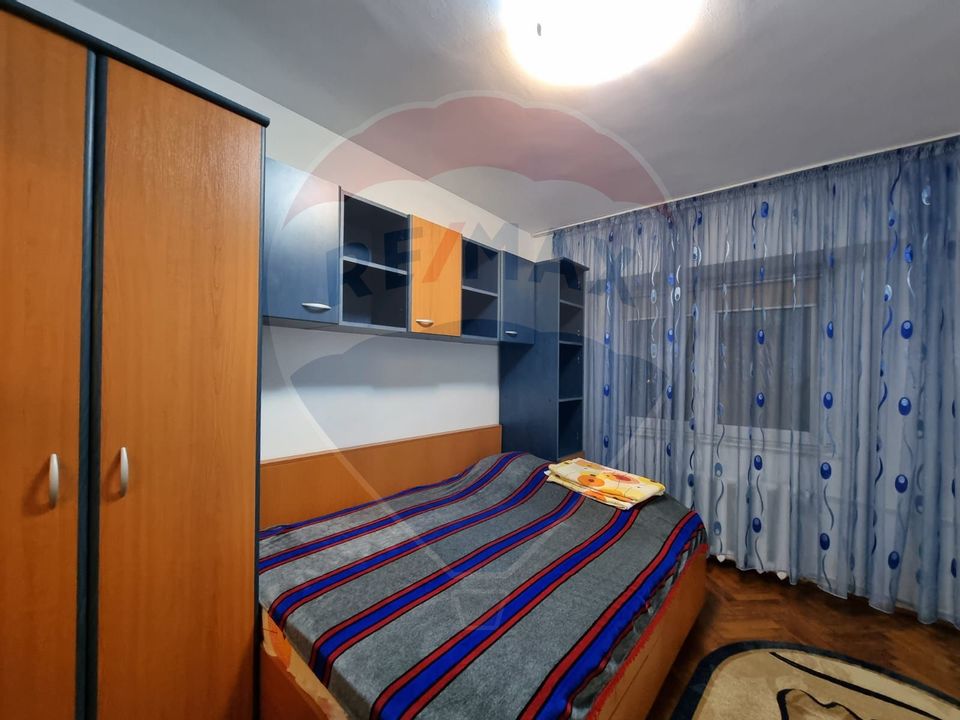 Apartament cu 3 camere de închiriat în zona Dacia