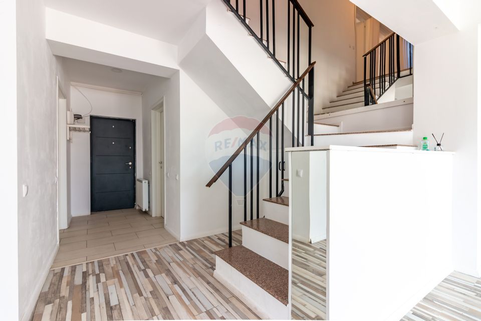 Casă / Vilă in Corbeanca,  toate utilitatile, strada principala