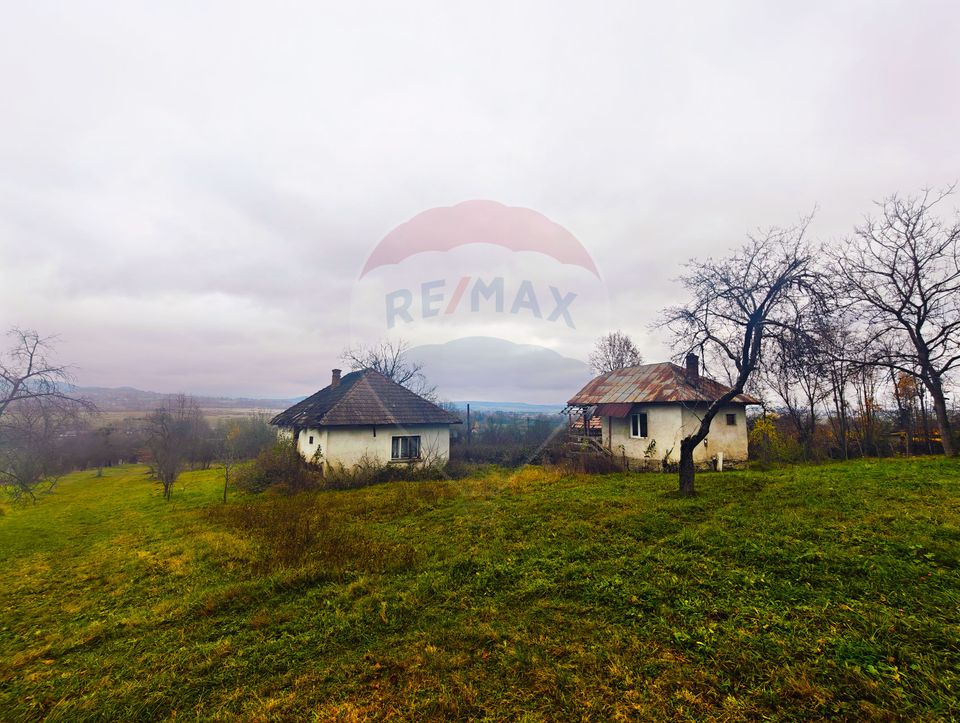 Teren de vânzare Unguraș cu priveliște si anexe