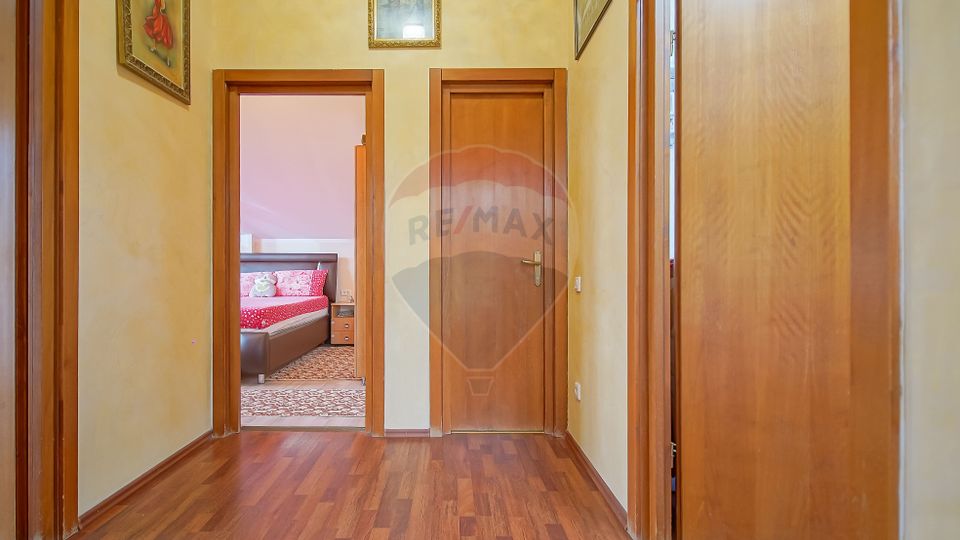 4 room House / Villa for sale, Tractorul area