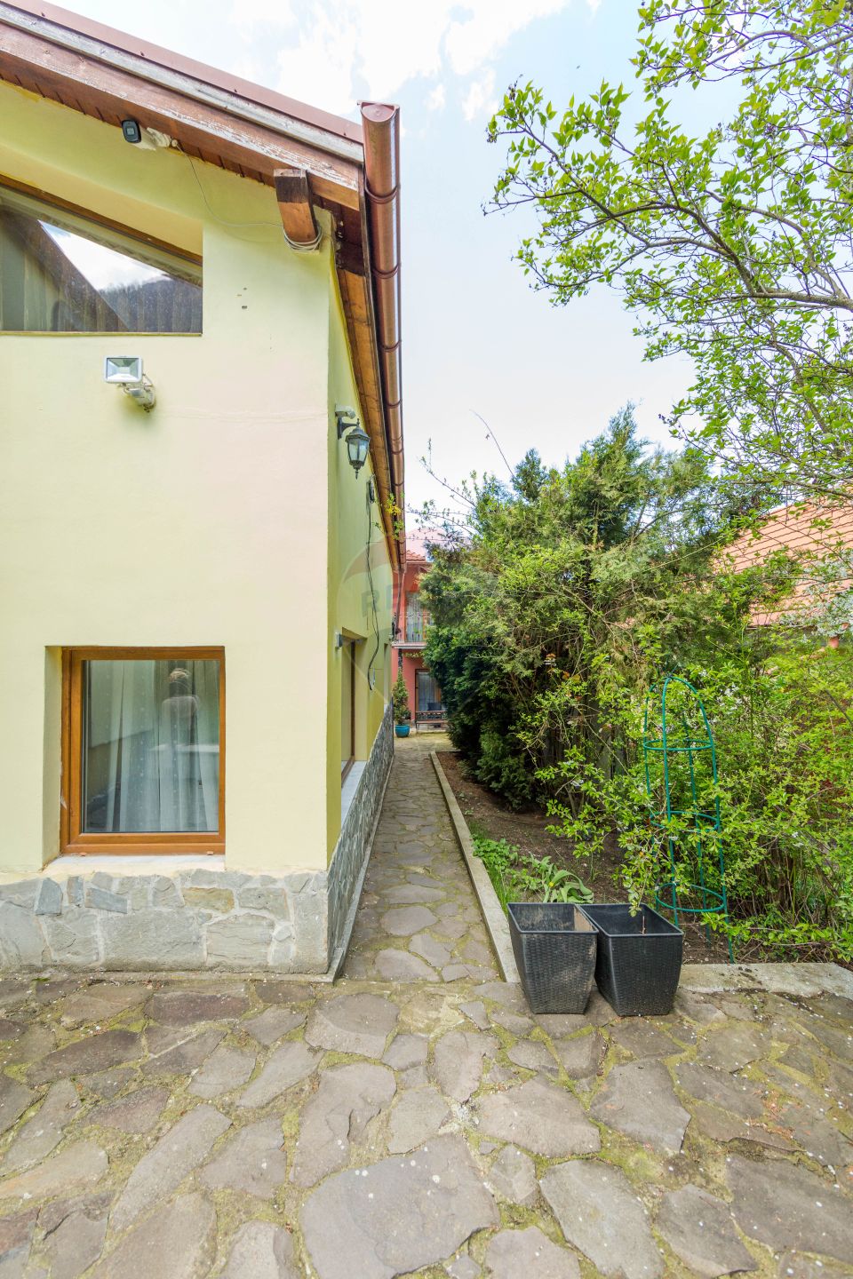 Property Located under Tâmpa composed of 2 Houses and Garden,