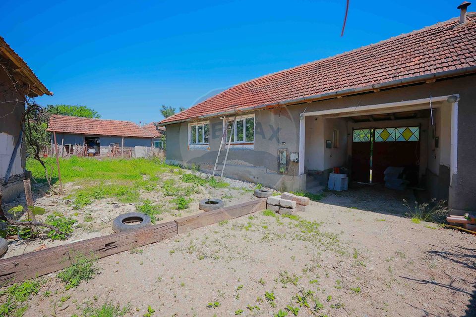 Casă  cu 3 camere și teren 4,342 mp de vânzare în Valea Mare de Codru