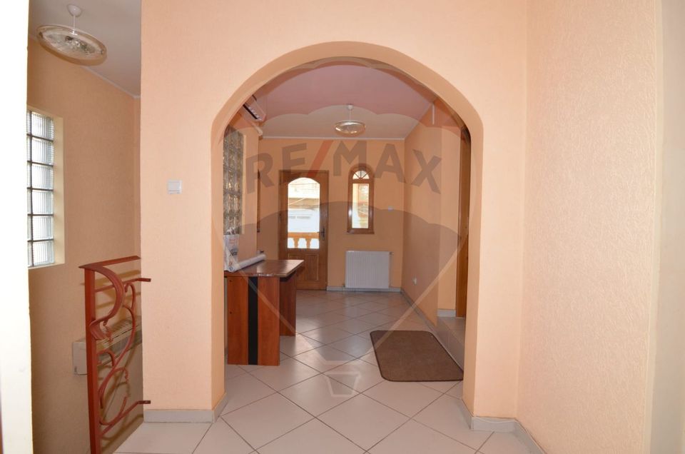 Casă / Vilă cu 14 camere de vânzare în zona Centrală