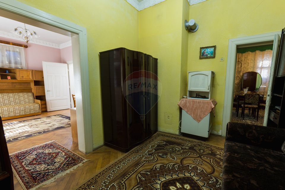 Doua Case de vanzare cu 5 camere + 3 camere,  stradal in Bran!