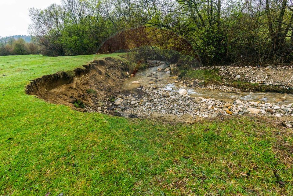 Teren Rasnov -Glajerie, platou 2300mp, marginit de parau