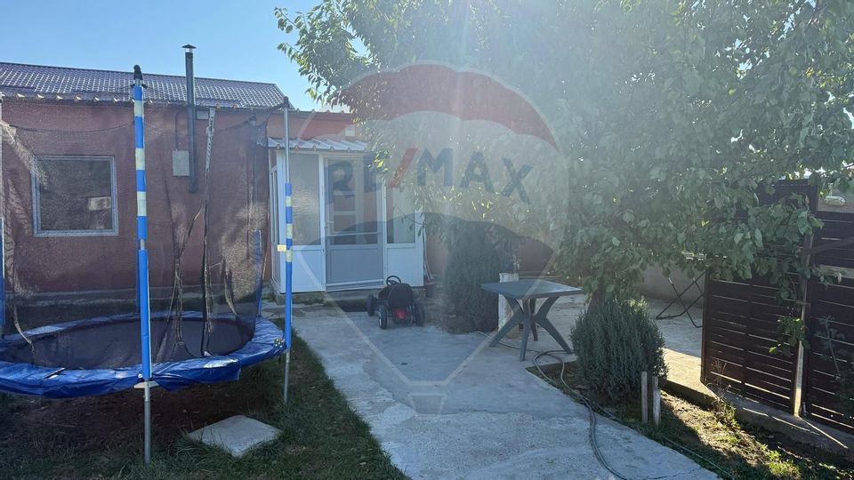 Casa 3 camere, teren 880 mp, beci, foisor, garaj, panouri solare