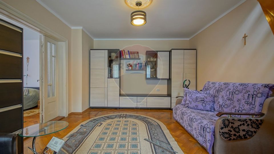 Casa individuala cu doua corpuri, teren 1000mp