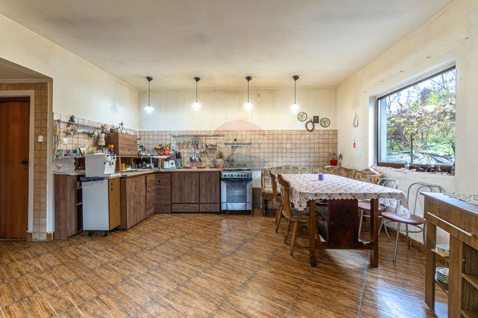 Casă / Vilă cu 6 camere de vânzare in Tarlungeni