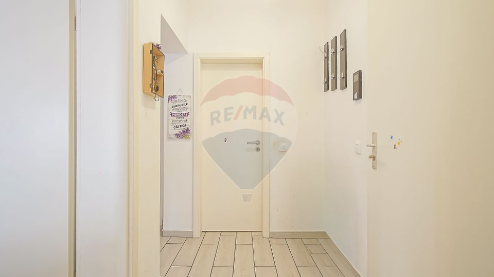 Apartament cu 3 camere de vânzare în zona Tractorul