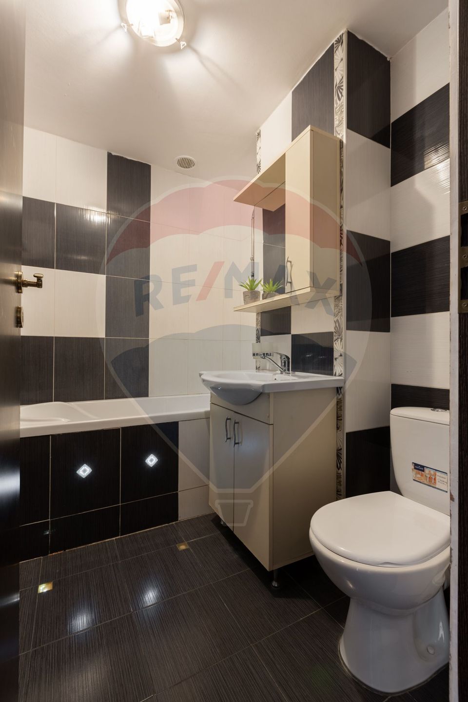 Apartament spațios cu 4 camere, 2 băi și 2 balcoane, et. 3