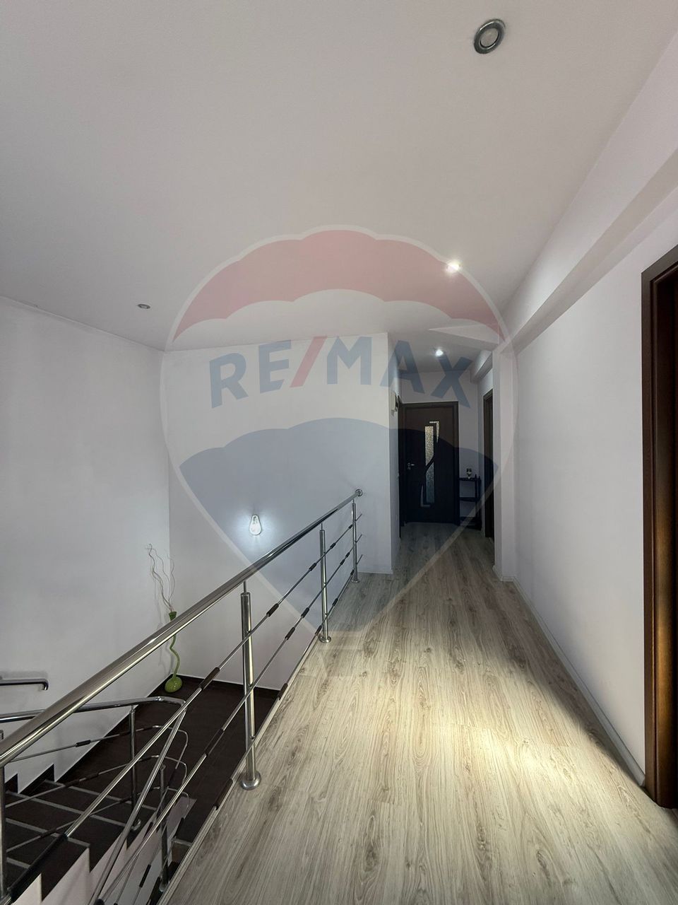 Casă / Vilă cu 9 camere de vânzare în zona 1 Mai