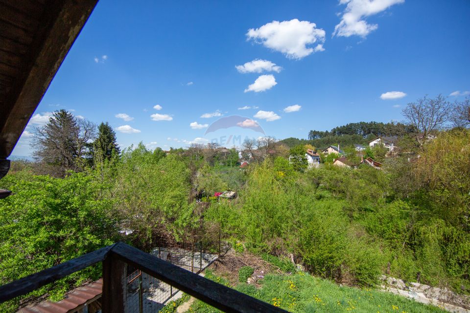 Casă individuala cu priveliste, 5 dormitoare, teren generos Baciu