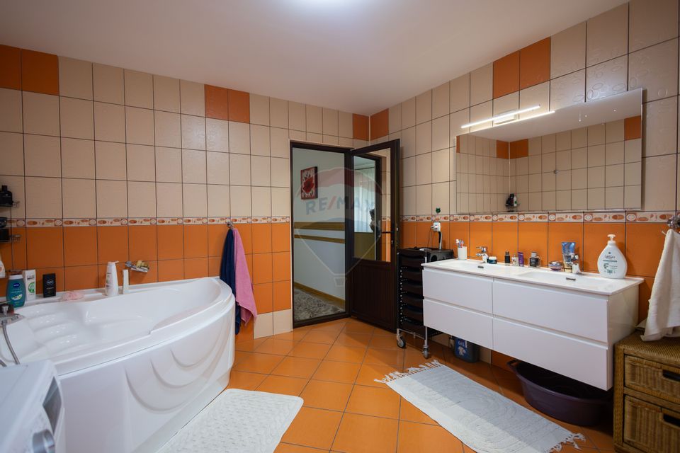 Casa spatioasa de vanzare