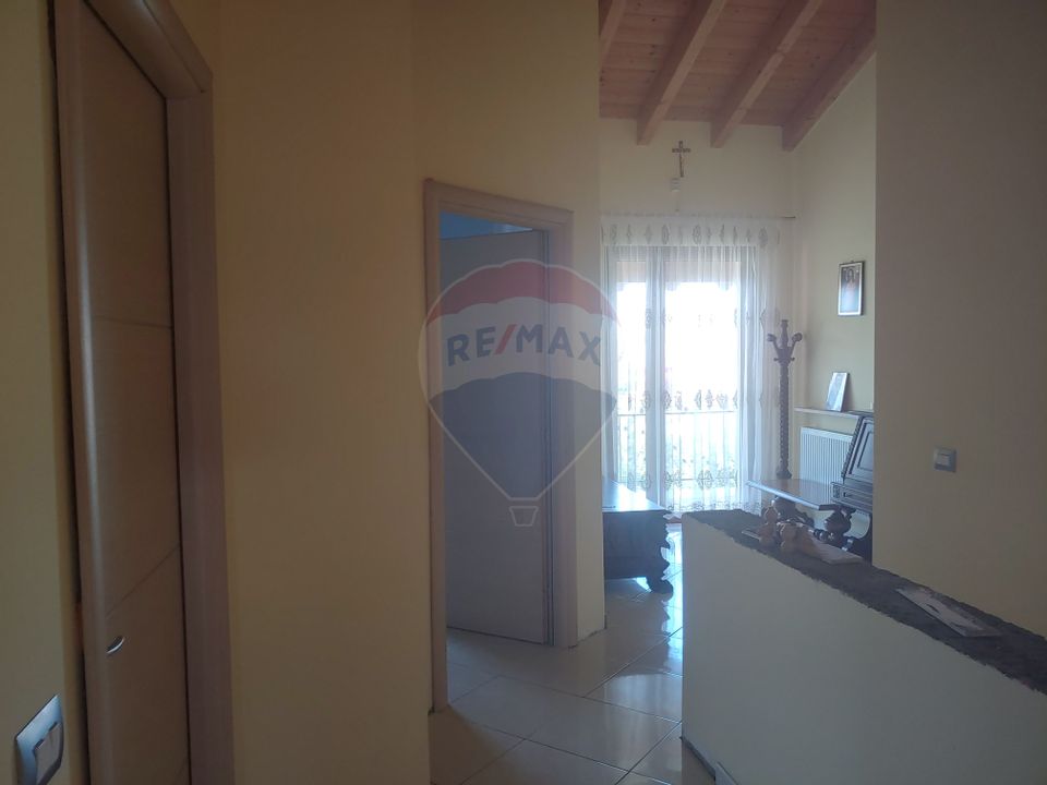 Casă / Vilă de lux cu 5 camere de vânzare în Vadu Moldovei, Suceava