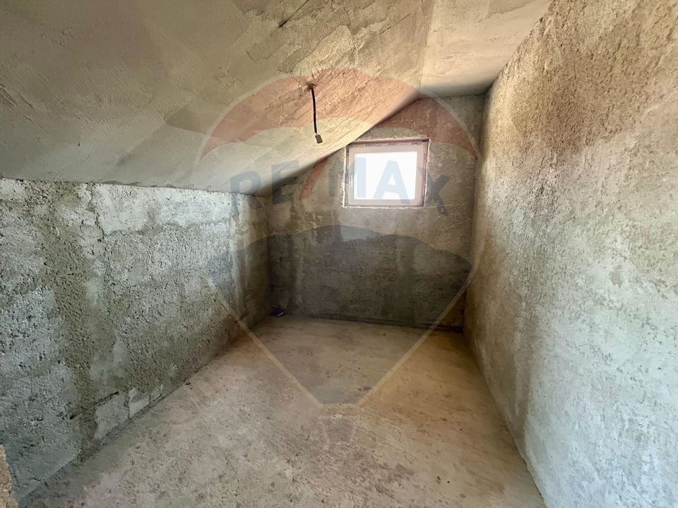 Casă  de vanzare la gri cu 4 camere,teren 552mp in Les