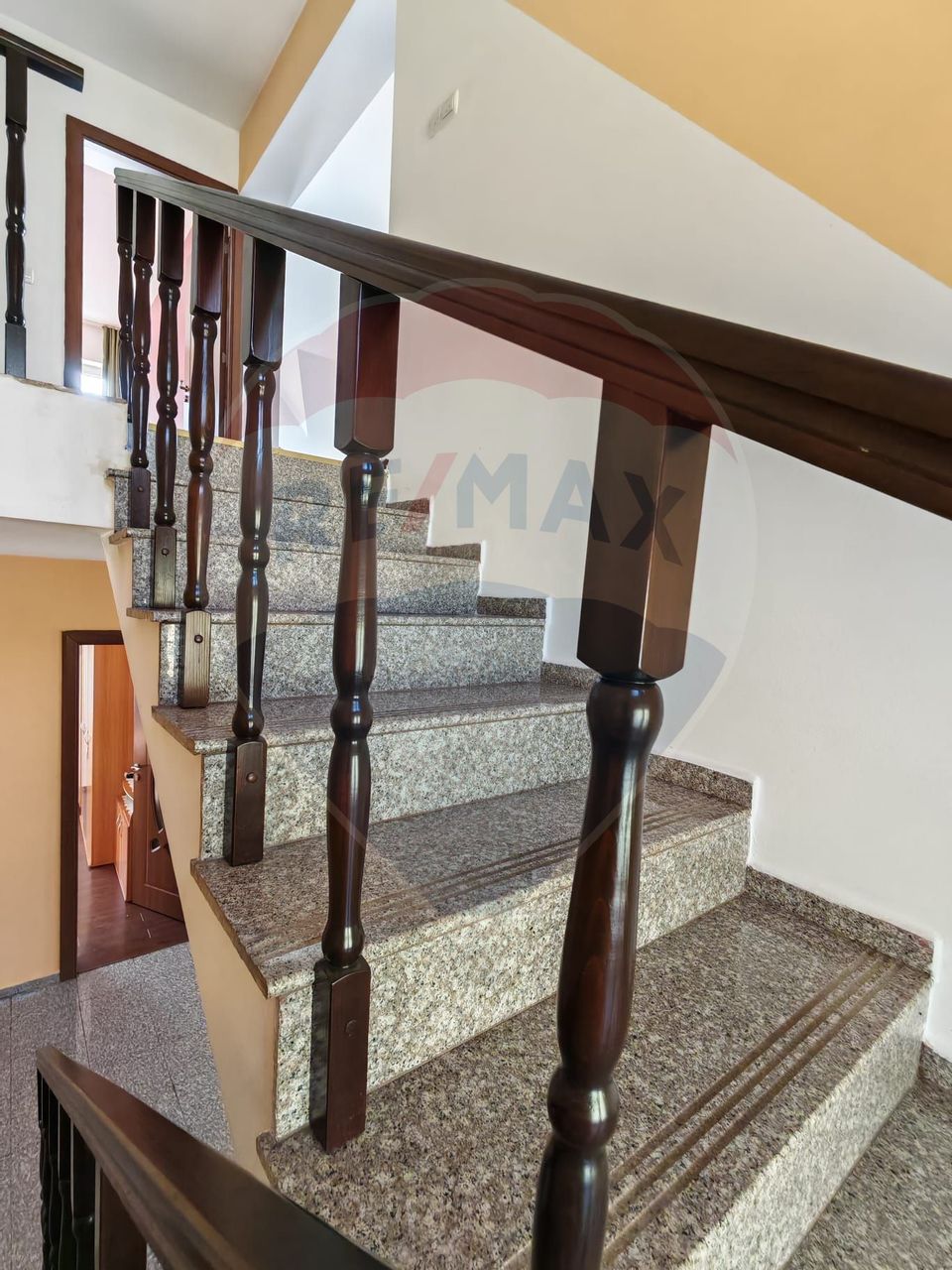 Casă / Vilă cu 5 camere de vânzare