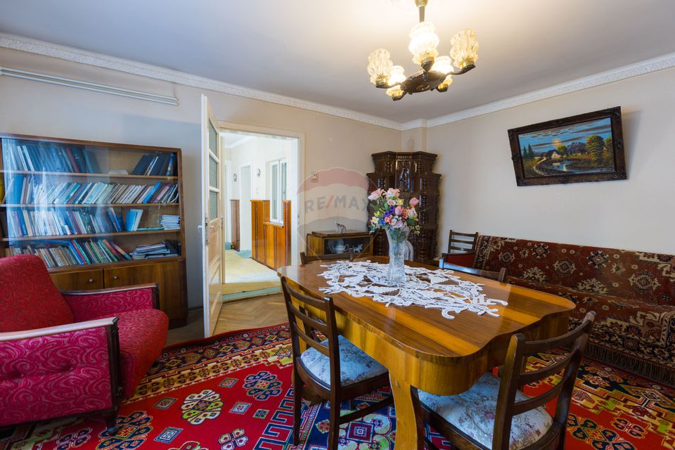 Doua Case de vanzare cu 5 camere + 3 camere,  stradal in Bran!