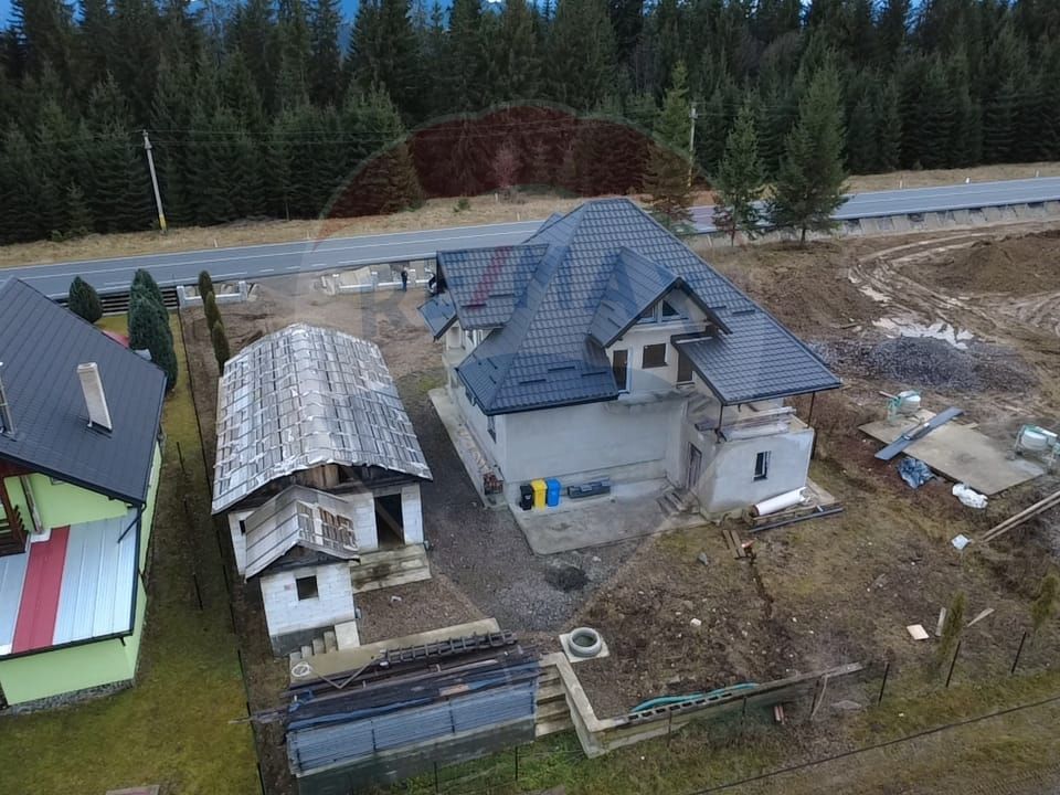 Casă / Vilă cu 8 camere de vânzare