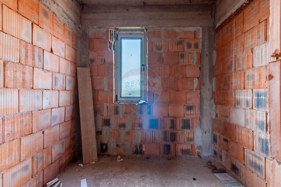 Casa / Vila la rosu in Chitila / Strada Rudeni - teren 264 mp