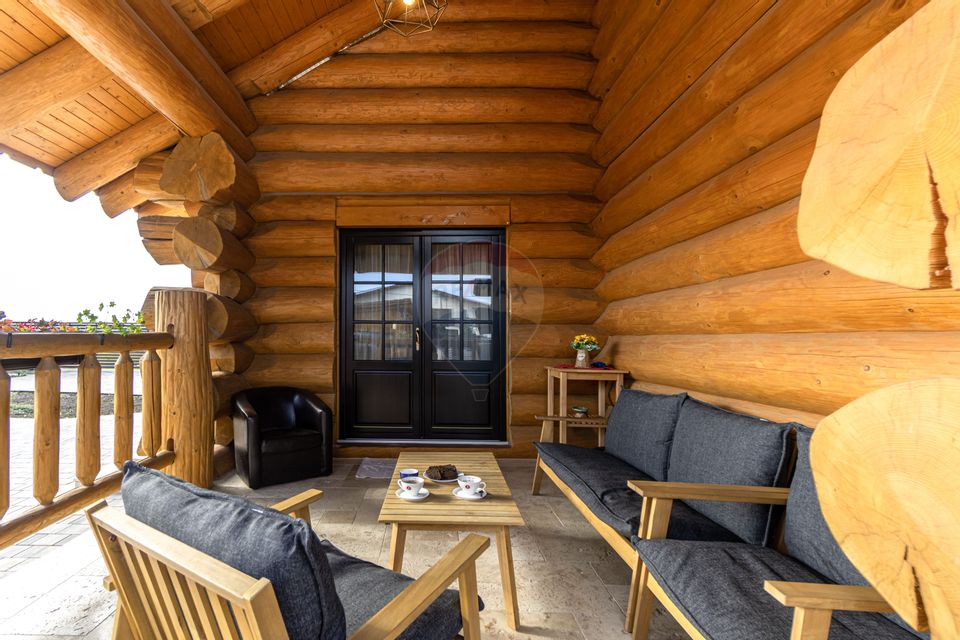 Doua case in stil canadian – confort modern intr-un cadru natural