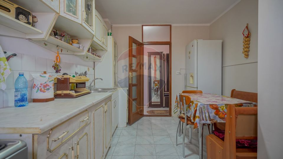Apartament cu 3 camere de vânzare în zona Bartolomeu