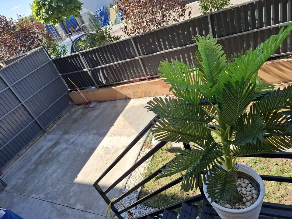 Apartament cu 3 camere  cu loc de parcare si curte proprie -de vânzare