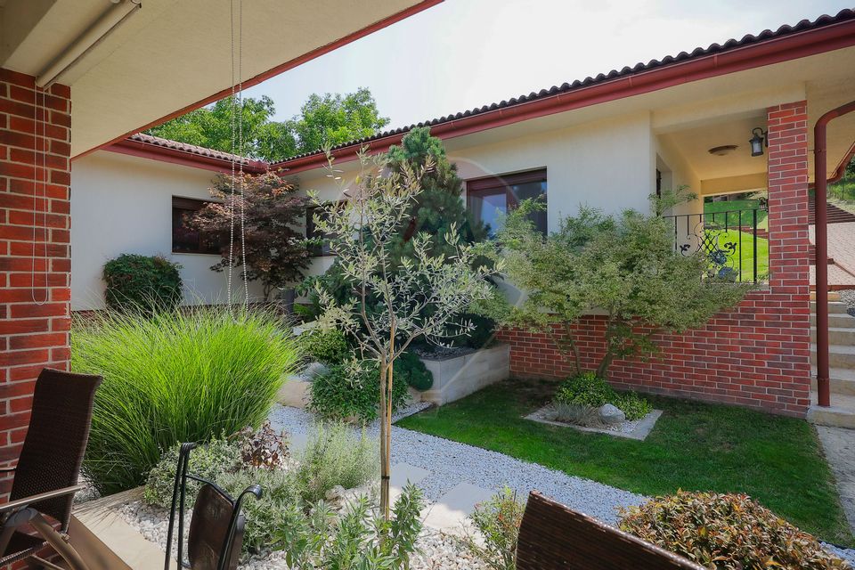 Vilă mediteraneană premium cu piscină, de vânzare, zona Dealuri Oradea