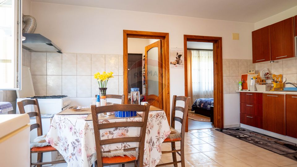 Vanzare vilă Bacu P+1+Pod, livadă, acces rapid A0/A1/Centură