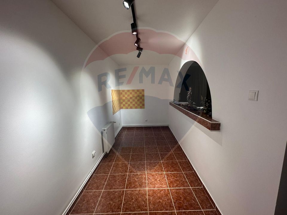 Casă spațioasă 6 camere, 2 băi, garaj spatios și terasă