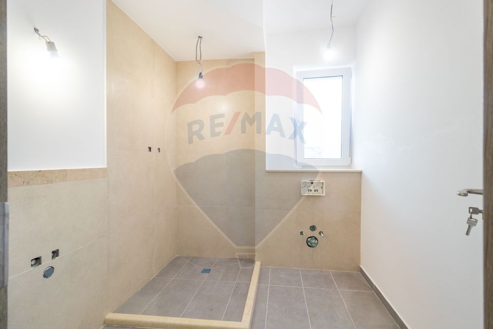 Apartament cu 4 camere de vanzare in zona Damaroaia - Petrom City