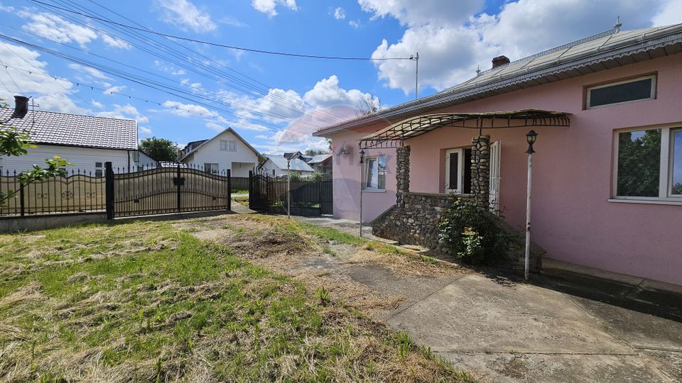 Casă  cu 3 camere, teren intravilan de 1300mp în Ipotești Tișăuți, SV