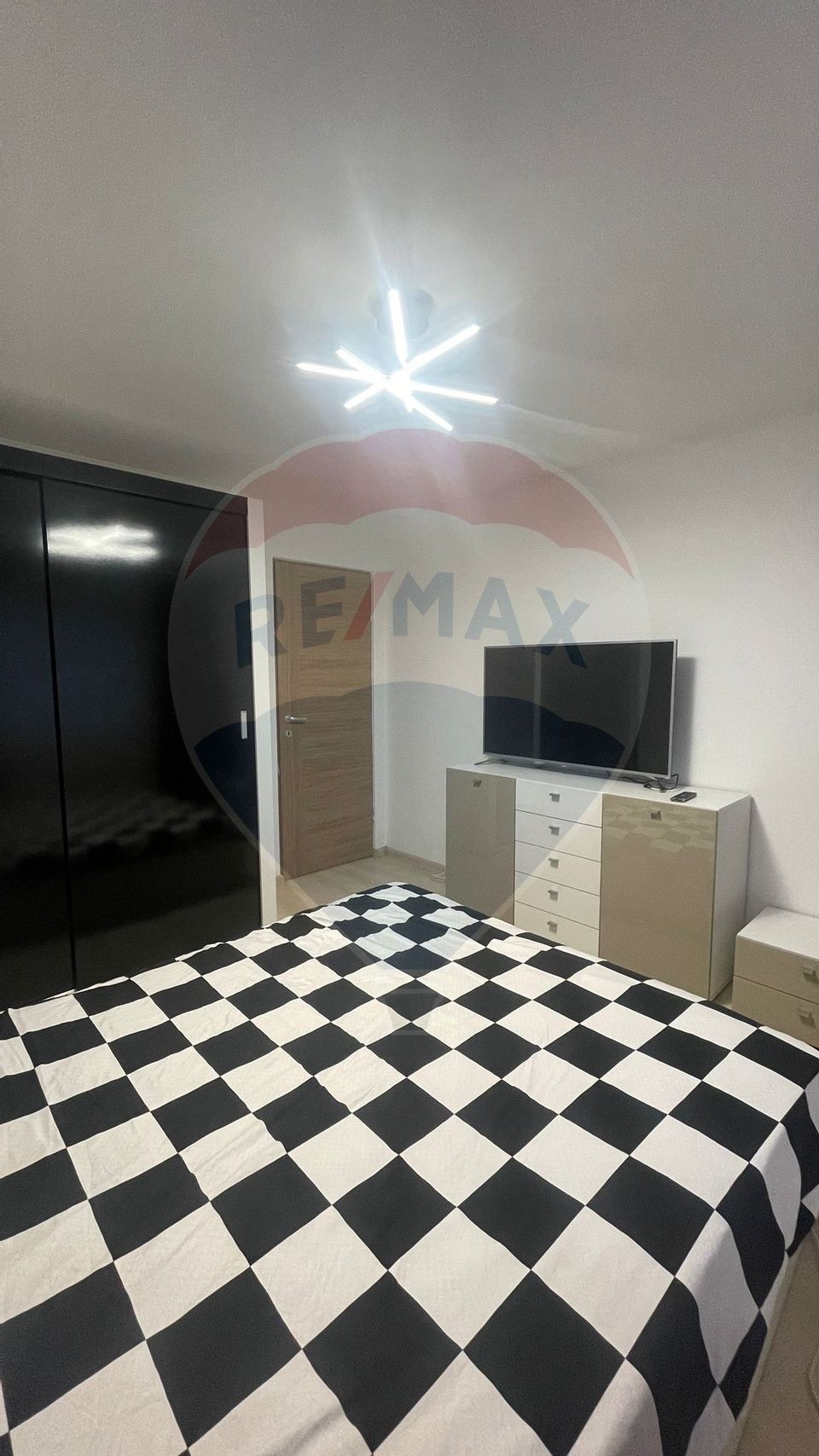 Apartament cu 4 camere de închiriat în zona Sarari